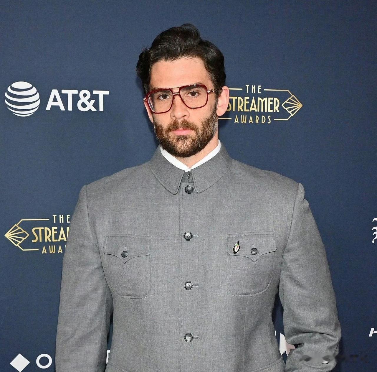 听说没？一个美国百万网红，最近被中国网友集体点赞了。事情很有意思，他在美国的