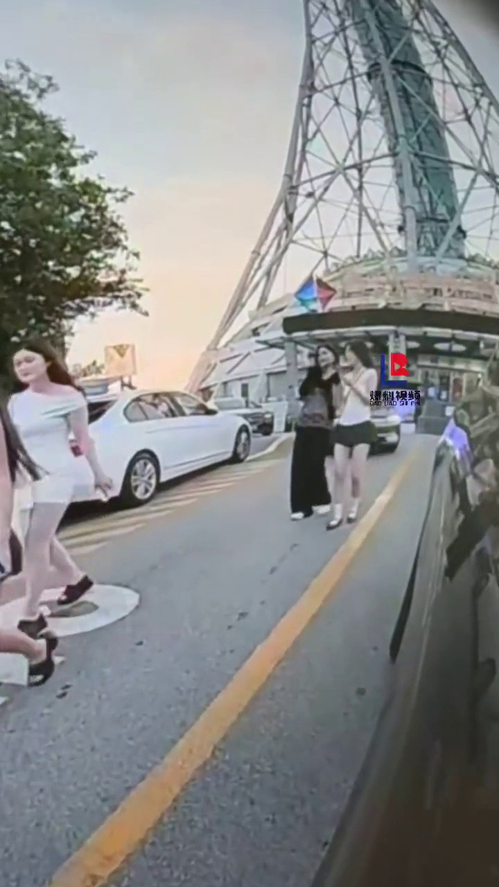 两美女走路突然停下准备拍后边背景时被新能源车撞到竟然指责司机
