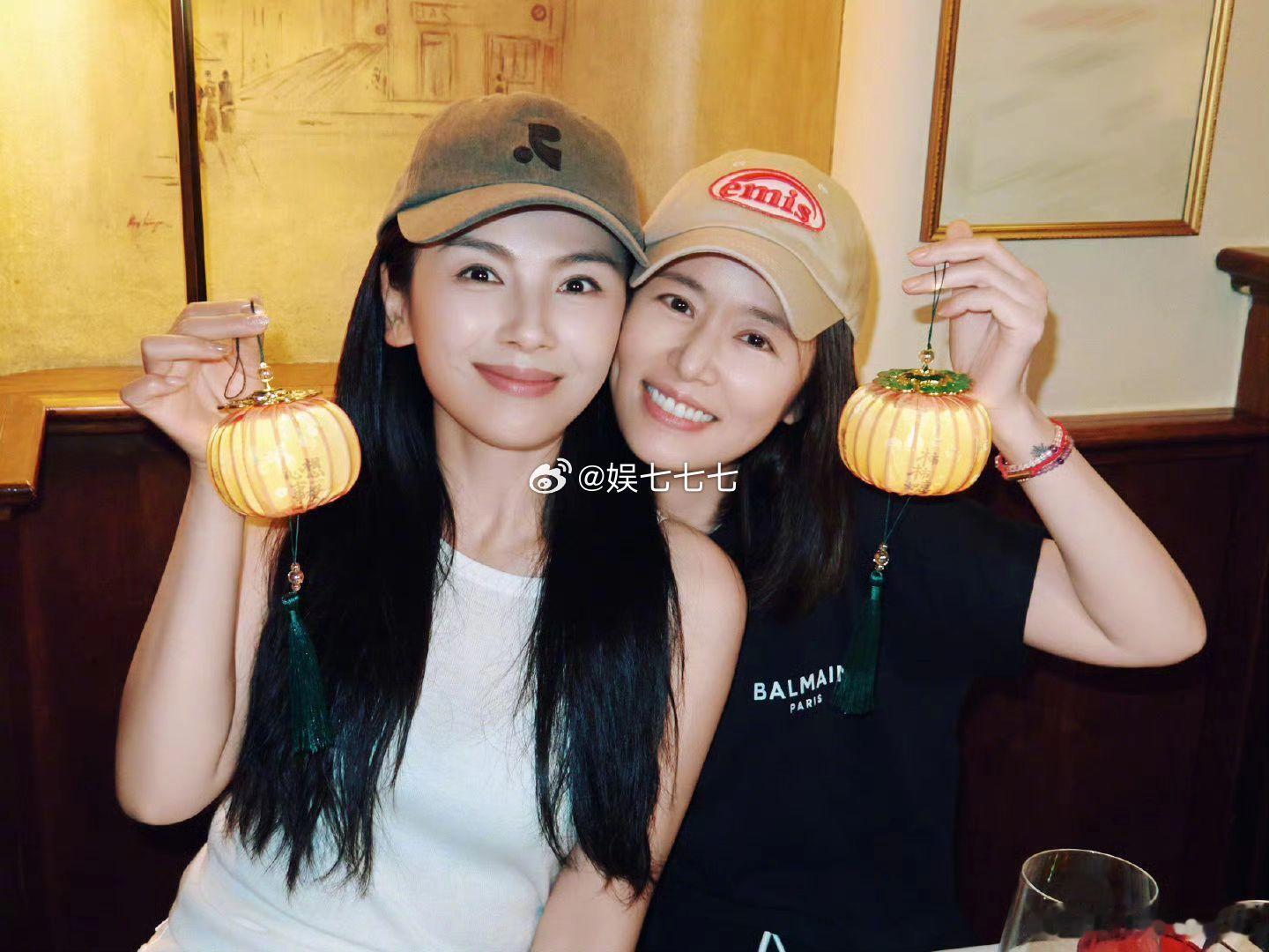 林心如真的都没输过，不管和谁合影都那么自然漂亮刘涛​​​