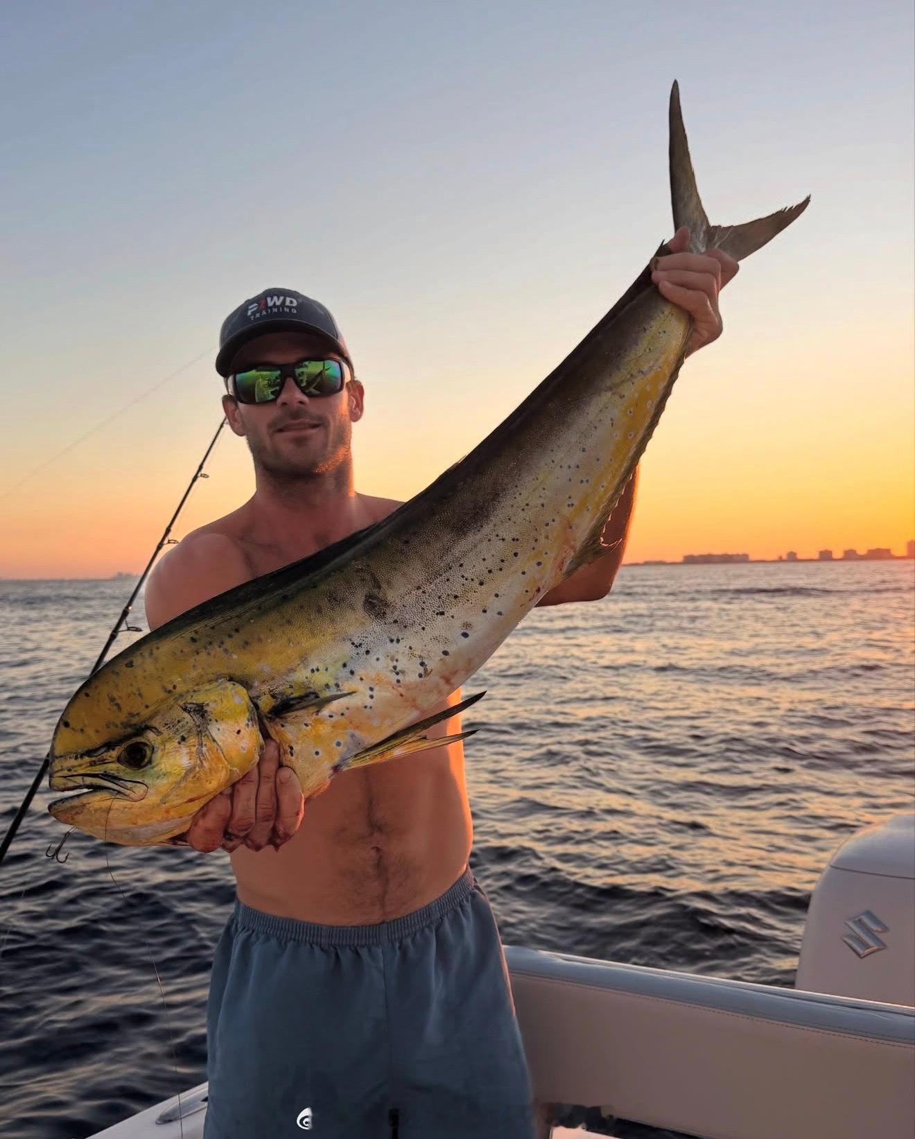 保罗分享假期照片，手指受伤还缝了针。