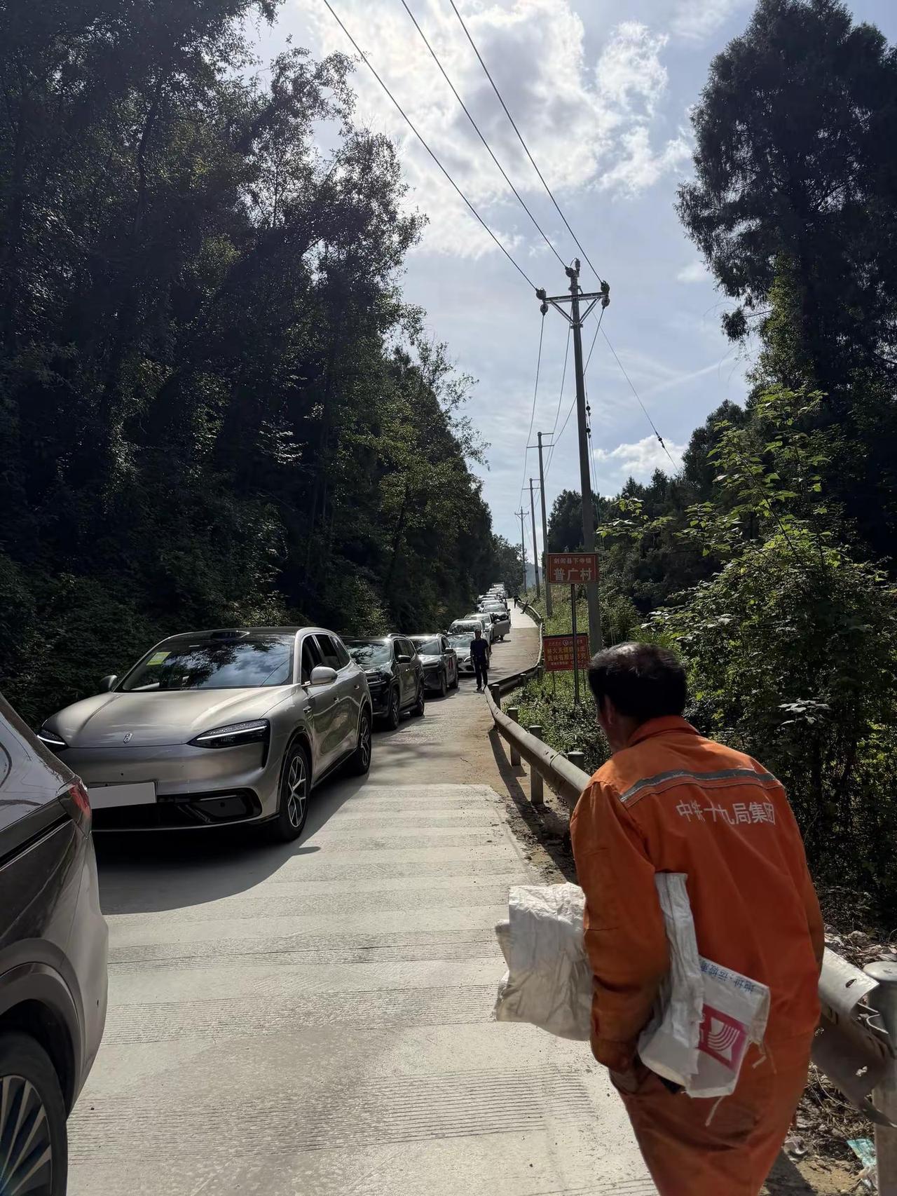 陕西人是真爱广元，县道上都堵满陕西车陕西广元