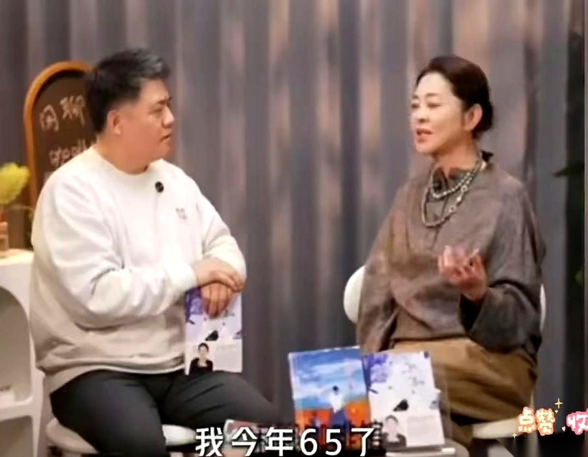倪萍65岁了。她说，现在最想要的，是15分钟。就找个没人的地方，家里墙角、外面