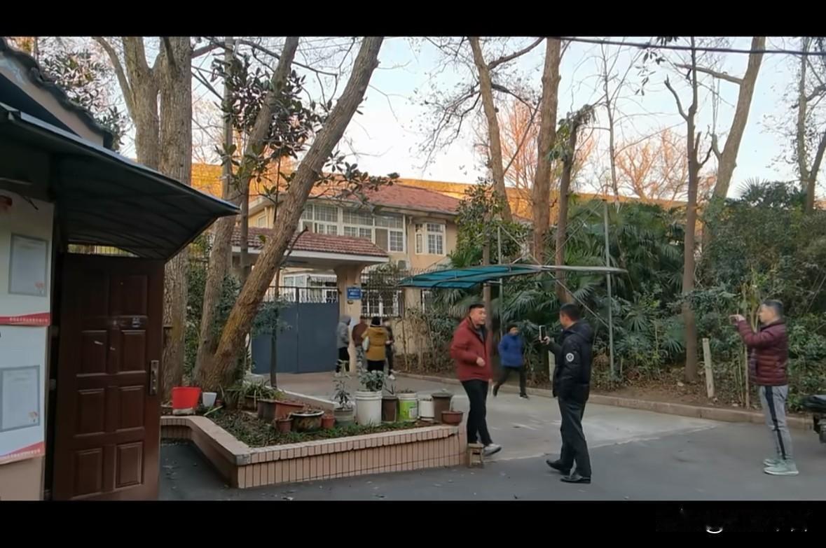 万万没想到，已经退休二十多年，如今八十多岁高龄的南京博物院前院长的家成了网红打卡