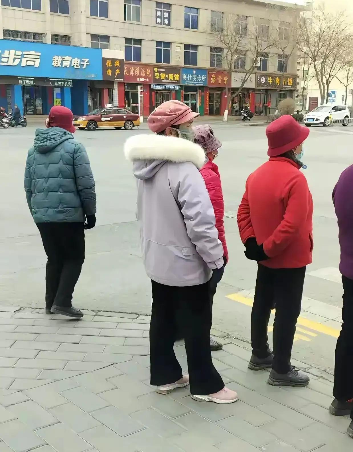 最近有个问题让人想不通满大街的退休老人，大概60岁左右的，出门都会戴上帽子，基