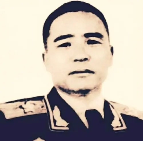 1937年，王定烈等人穿过河滩，被突如其来的马匪骑兵团团围住，敌人剥掉他们的上衣