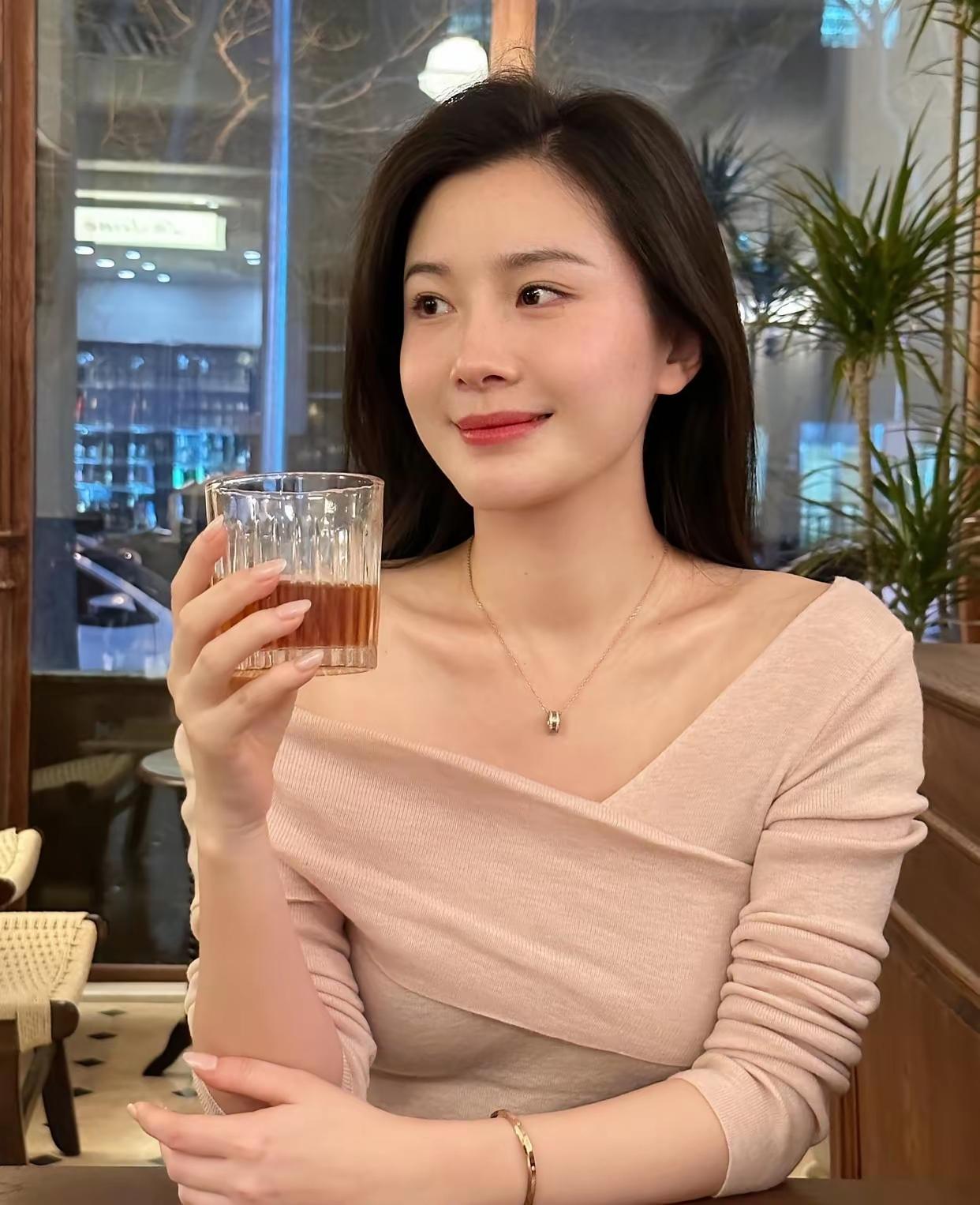 悠闲自在花前慢品三杯酒，醉在花香与酒香。在这样的时光里，没有利禄功名的