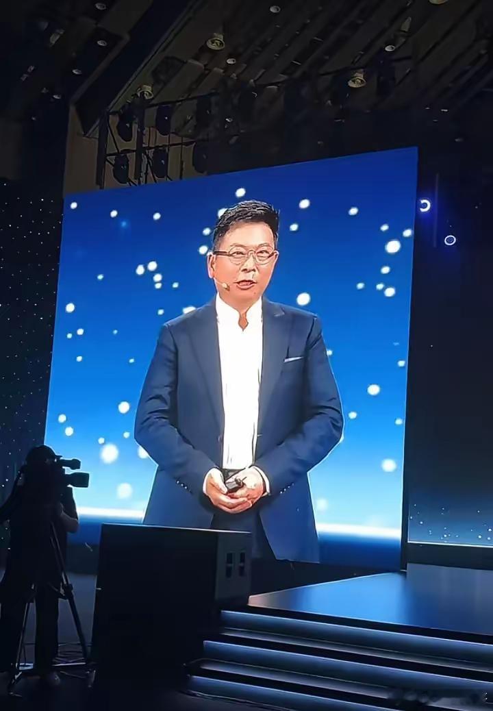 余承东这人是真实在！他大大方方地说：“省和市的警察同志都找我问话了！这辈子头一回
