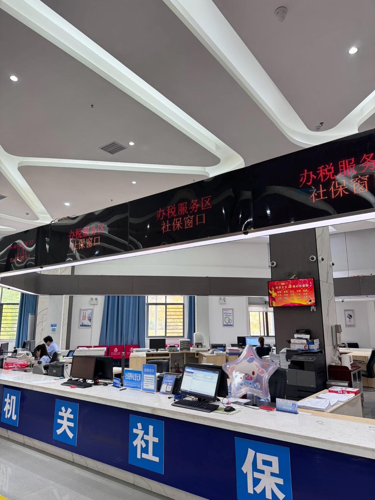 我姑妈在社保局上班，今天她特意给我提了个醒：35岁以上还没稳定工作的人，选