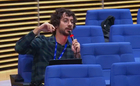 可笑的是，这个记者第二天就被解雇了[抠鼻]