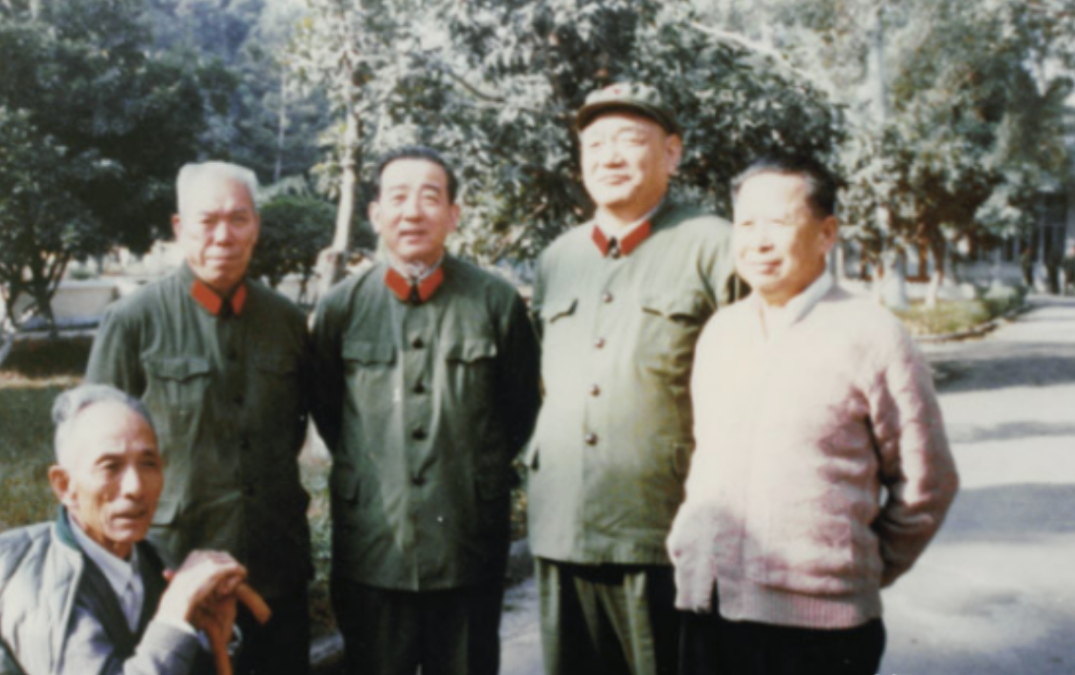 1935年，红军准备拿下湖北麻城，陈康带头冲锋，右腿不慎被敌人打伤，失血过多的他