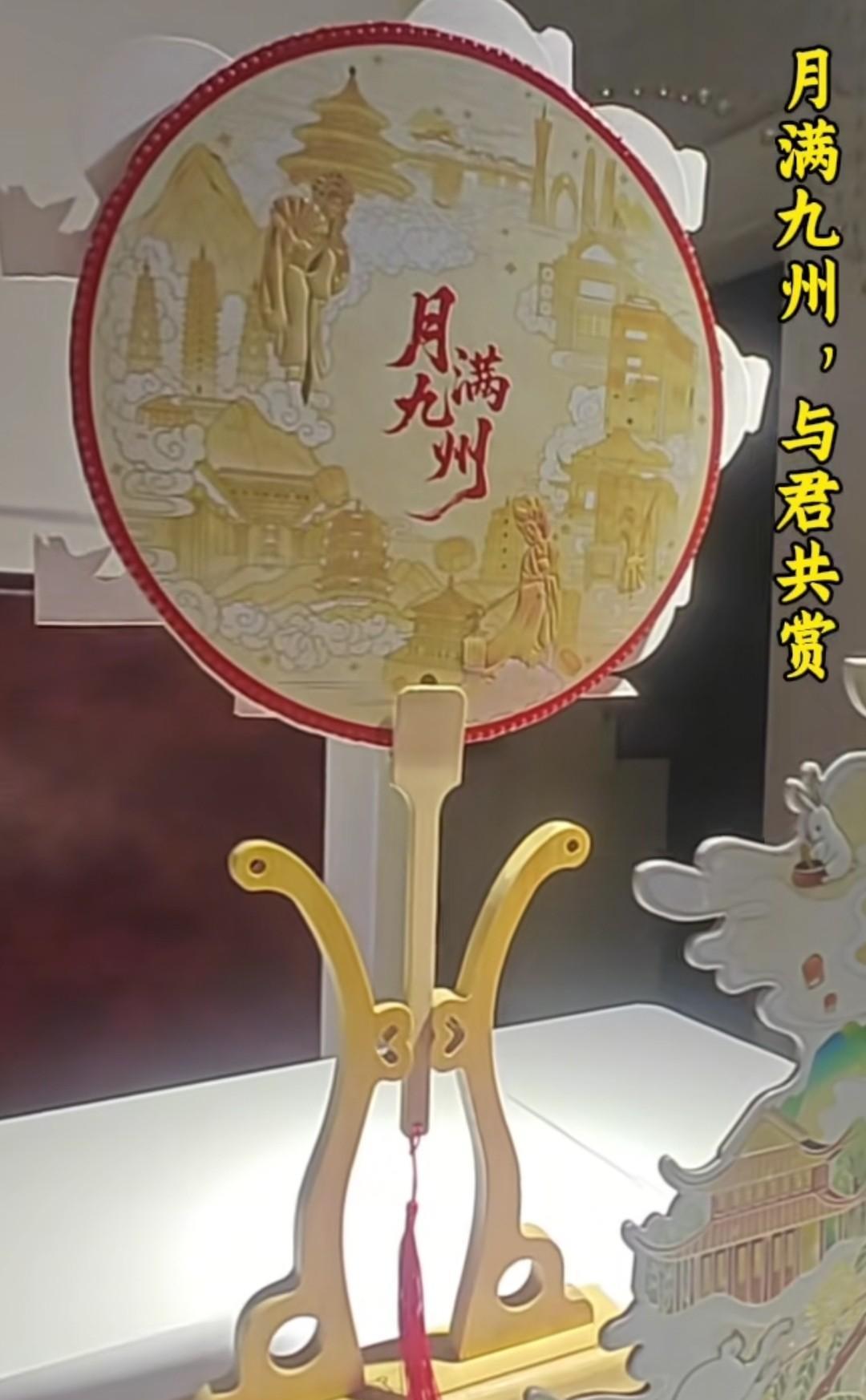 我宣布，这是目前为止看到用与辉同行定制月饼的盒子做得最高级的作品！董宇辉快来颁奖