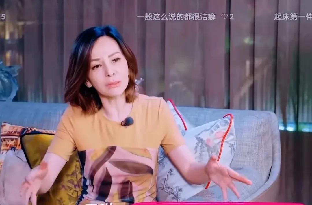 王琳有很严重的洁癖，家里要一尘不染她才开心。她起床的第一件事是做家务，而不是先