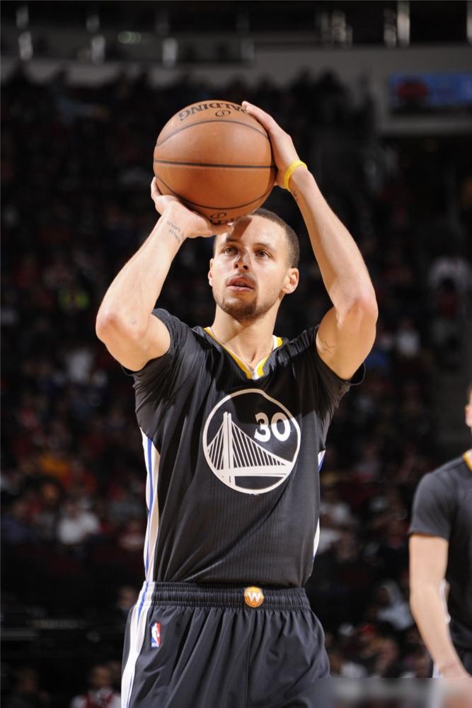 库里那句“至少两个主场”的狠话，你真以为是说给队友听的？别傻了，那是说给华尔街听