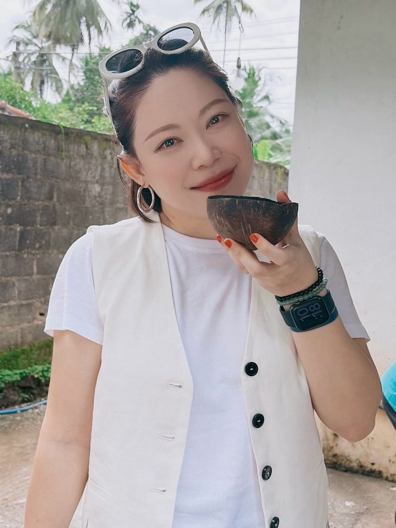 刚吃完椰汁蜂蜜西米露，我们在院子里看村民制作美食，隔壁邻居看到我们，问要不要吃红