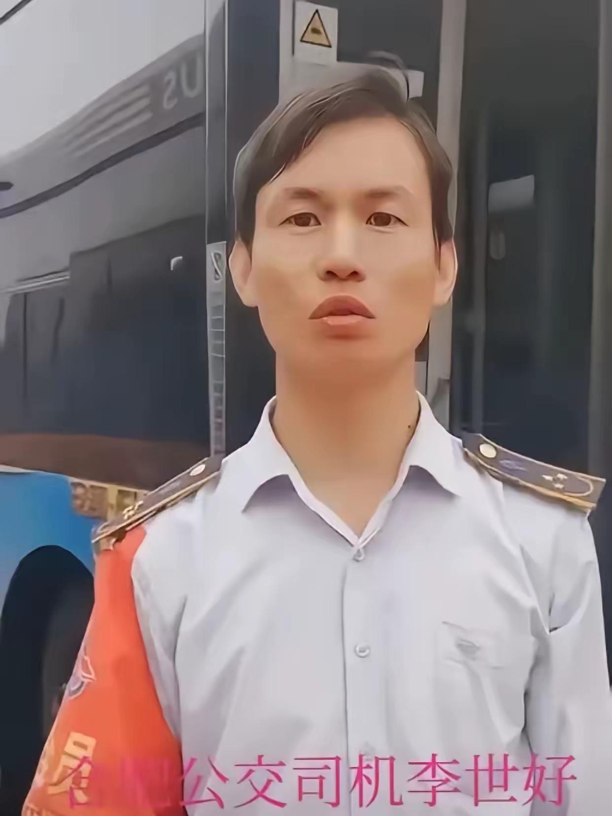 "善良，从不问代价。"合肥，一名公交司机完成当天运营，空车返回途中，从后视镜瞥见