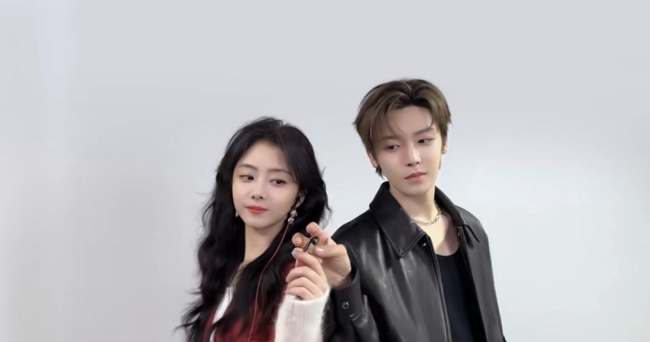 在热搜上找侯明昊的名字，比在他剧里找他的镜头还难。他搭档卢昱晓，《入青云》讨论