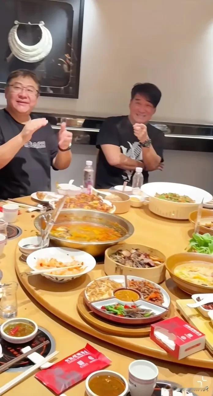近日，64岁歌手周华健在贵州贵阳开演唱会，还品尝了当地特色美食，并和随行伙伴体验