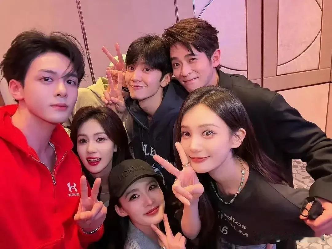 看这个合照就知道爱奇艺为什么扑了，三个长相类似的女演员和三个大眼睛beta男演