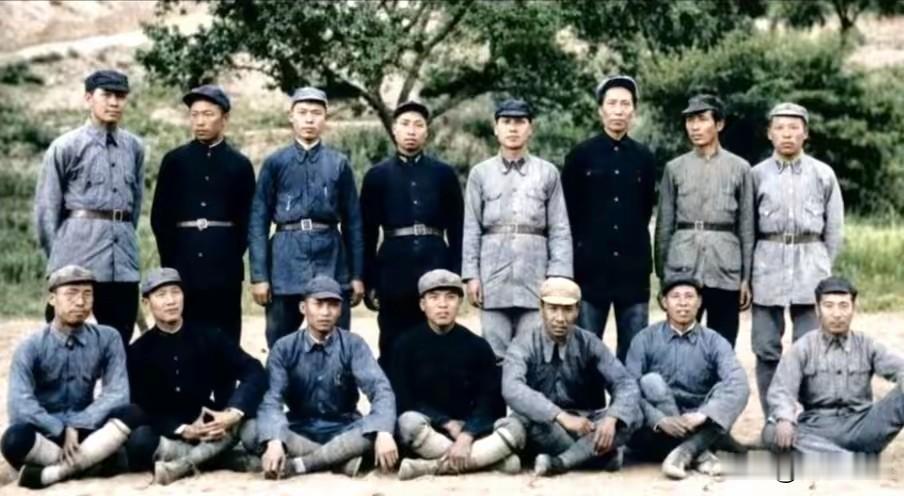 长征结束，队伍刚刚抵达陕北黄土高原，毛主席和一众革命战友拍下这张意义非凡的合影。