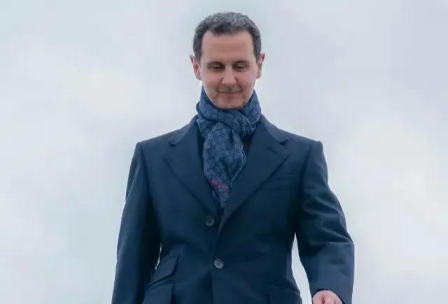 看到阿萨德近况被曝，真挺唏嘘的，昔日叙利亚总统，如今躲在俄罗斯快一年，日子过得“