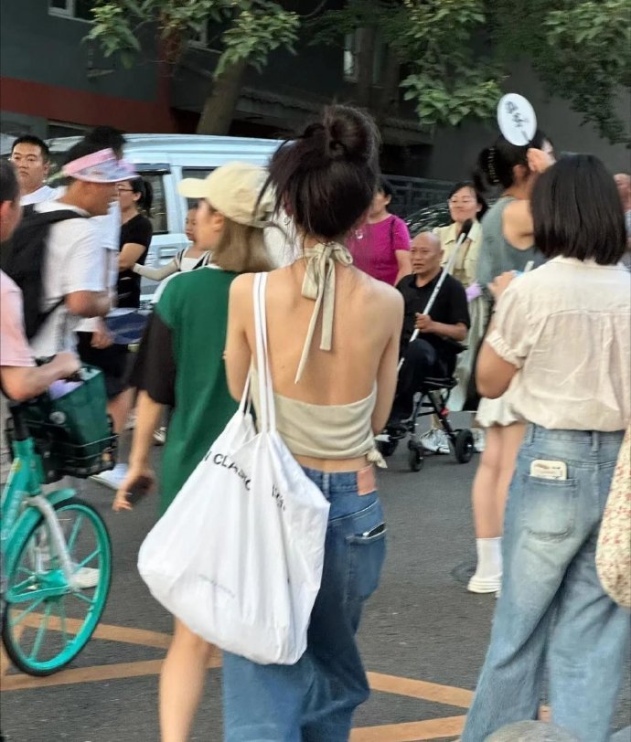 章若楠在电视上看着就已经很瘦了吧，但她现实中的样子其实更瘦​​​