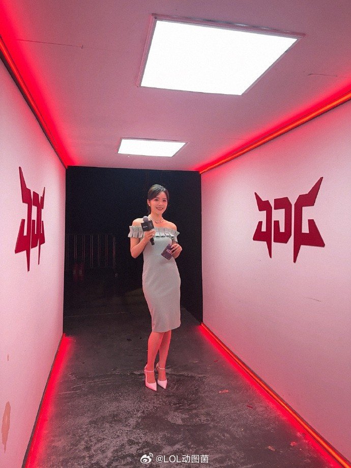 沪上阿姨🥰LPL主持人余霜晒照：又来上班啦2025LPL英雄联盟S15英雄