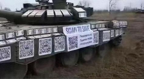 据说这款坦克是个超级神奇，专门用来防无人机的，原理是这样的：坦克周身贴满了二维码