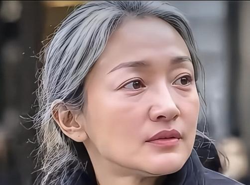 51岁周迅一头白发逛街，治愈无数人的年龄焦虑。难道年龄一定要和白发皱纹较劲吗？