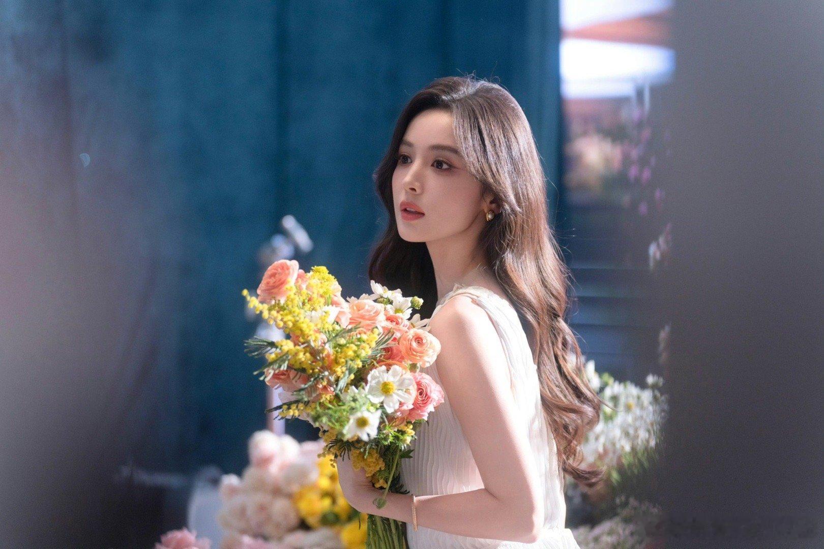 娜扎一转身春天到了🌷明媚笑容治愈一切，白裙优雅又灵动，一转身仿佛整个春天都为她