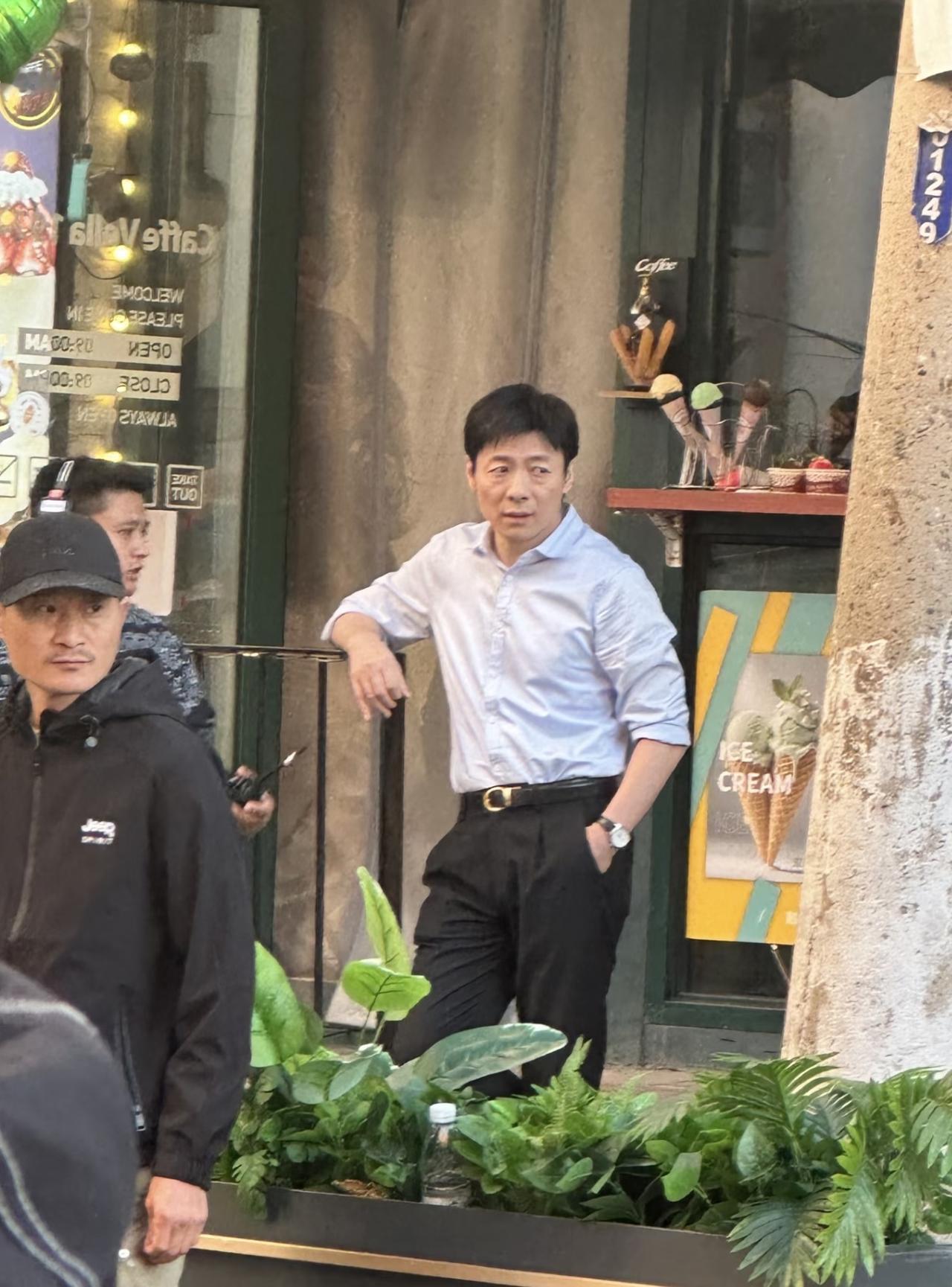 9月17日，有位网友在沈阳偶遇祖峰，他现身西塔的画面。祖峰是一位实力派演员，