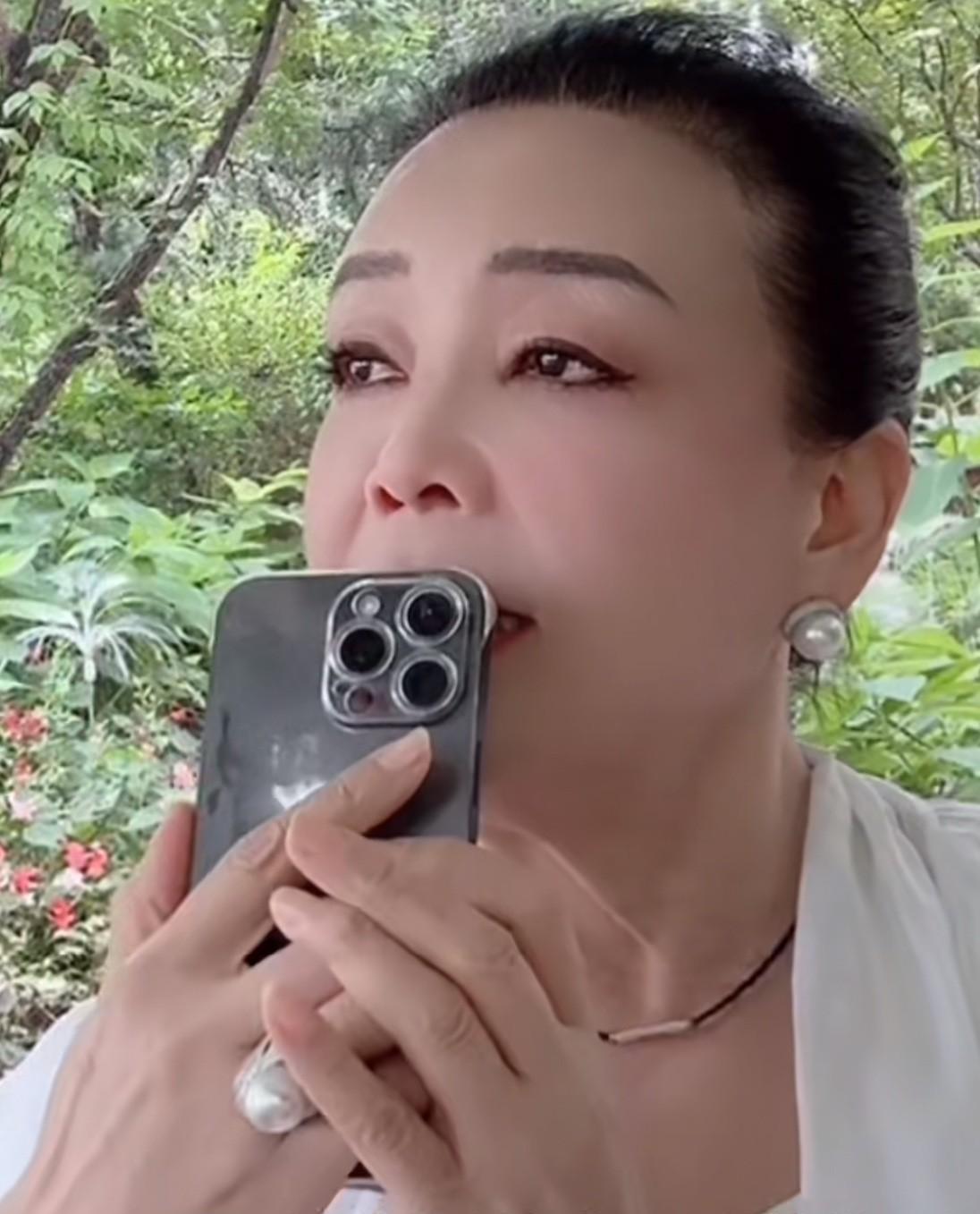 难怪老话说：老小孩！说一个人年龄大了就会变得有点孩子气了！看看张兰，一上来直播