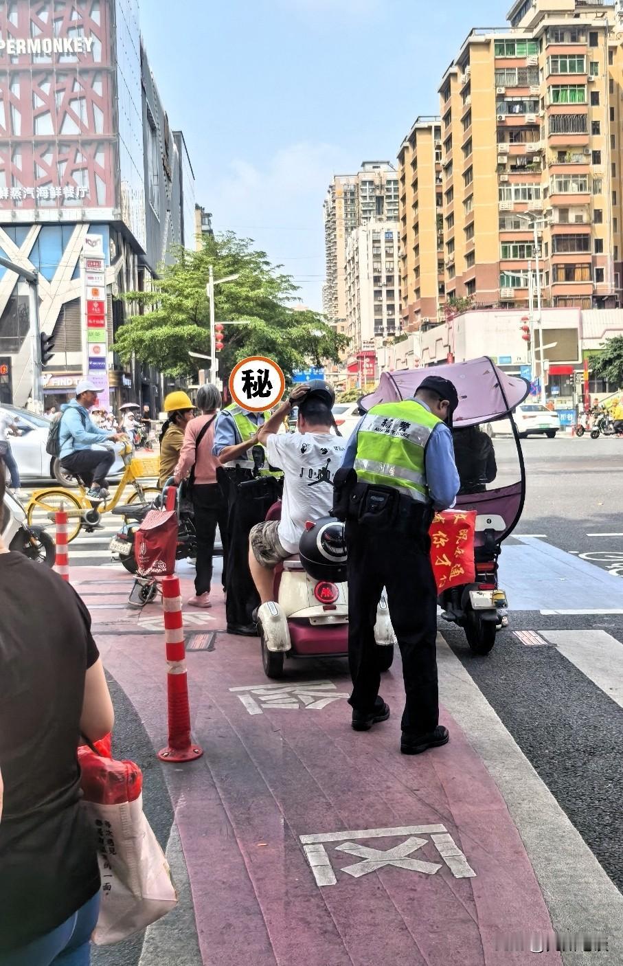 “三脚鸡”大叔与“电鸡”小姐姐真的是太“目中无人”，“欺人太甚”了，以为帽子叔叔