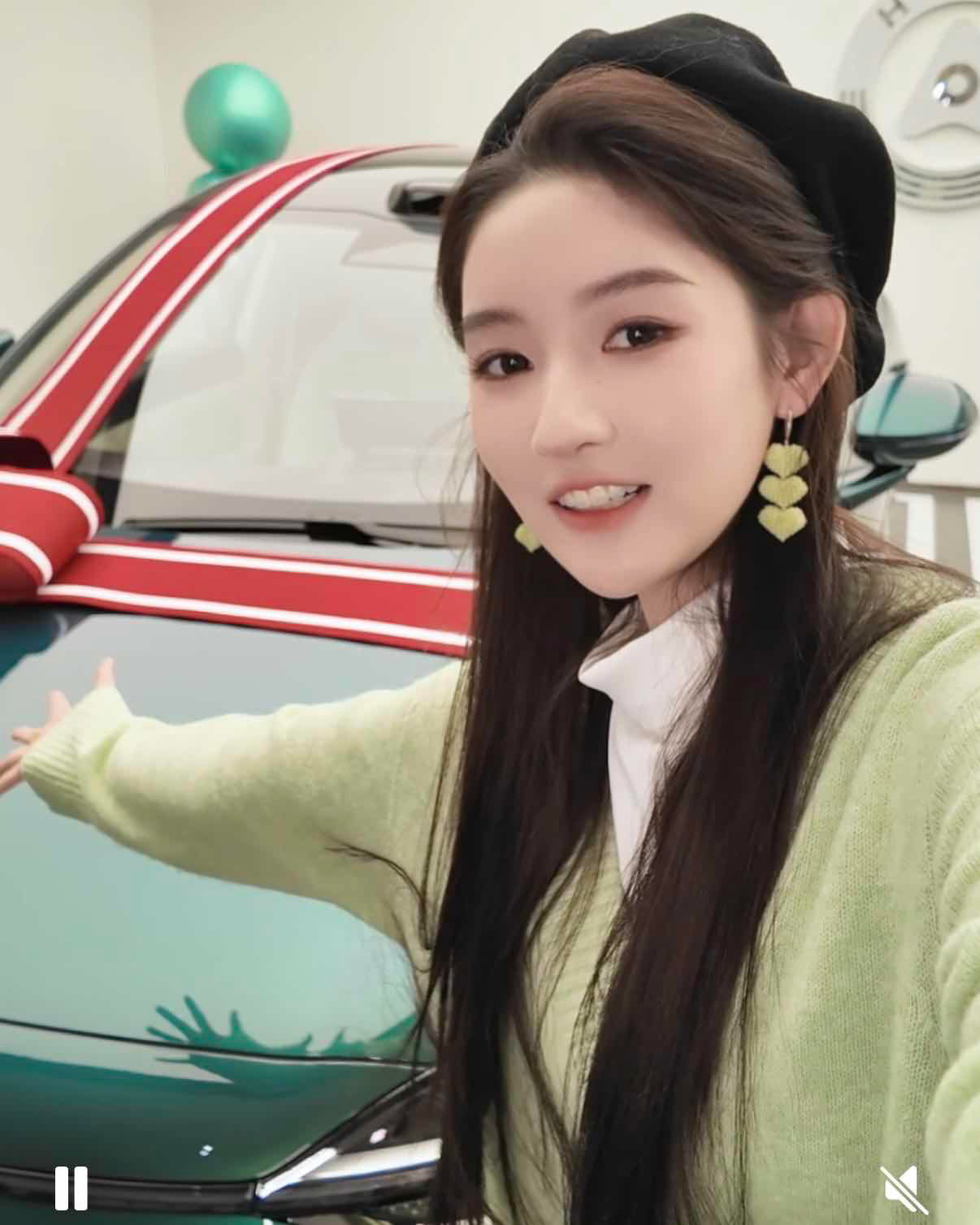 王玉雯这把冲刘亦菲来的今天看到王玉雯提车新款智界R7，我的明星车友名单又+1