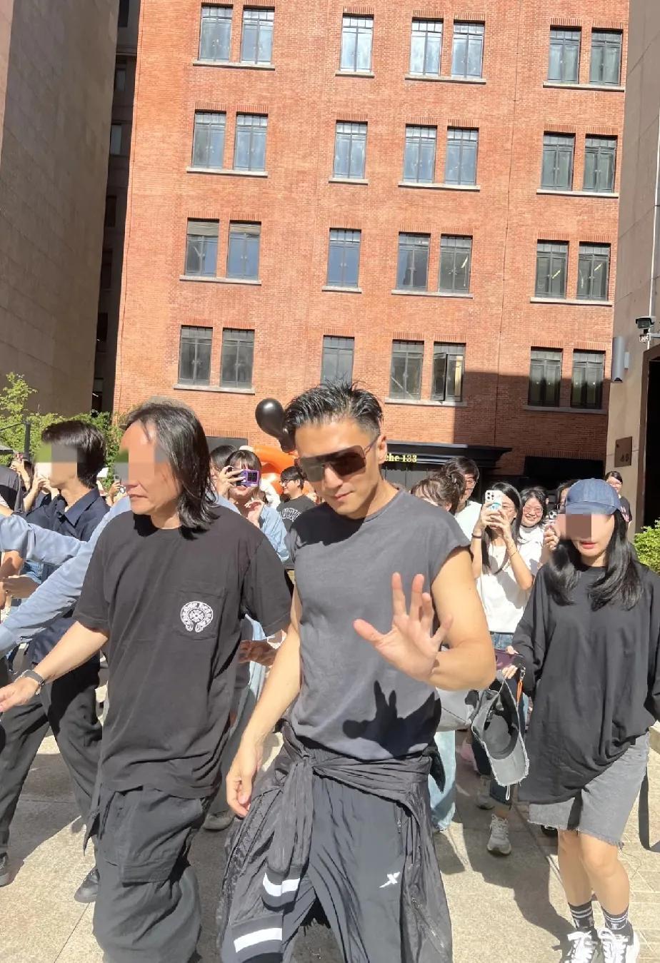 男人们，学学谢霆锋如何装酷:1，墨镜2，走路时不要笑3，露出手臂肌肉，衣