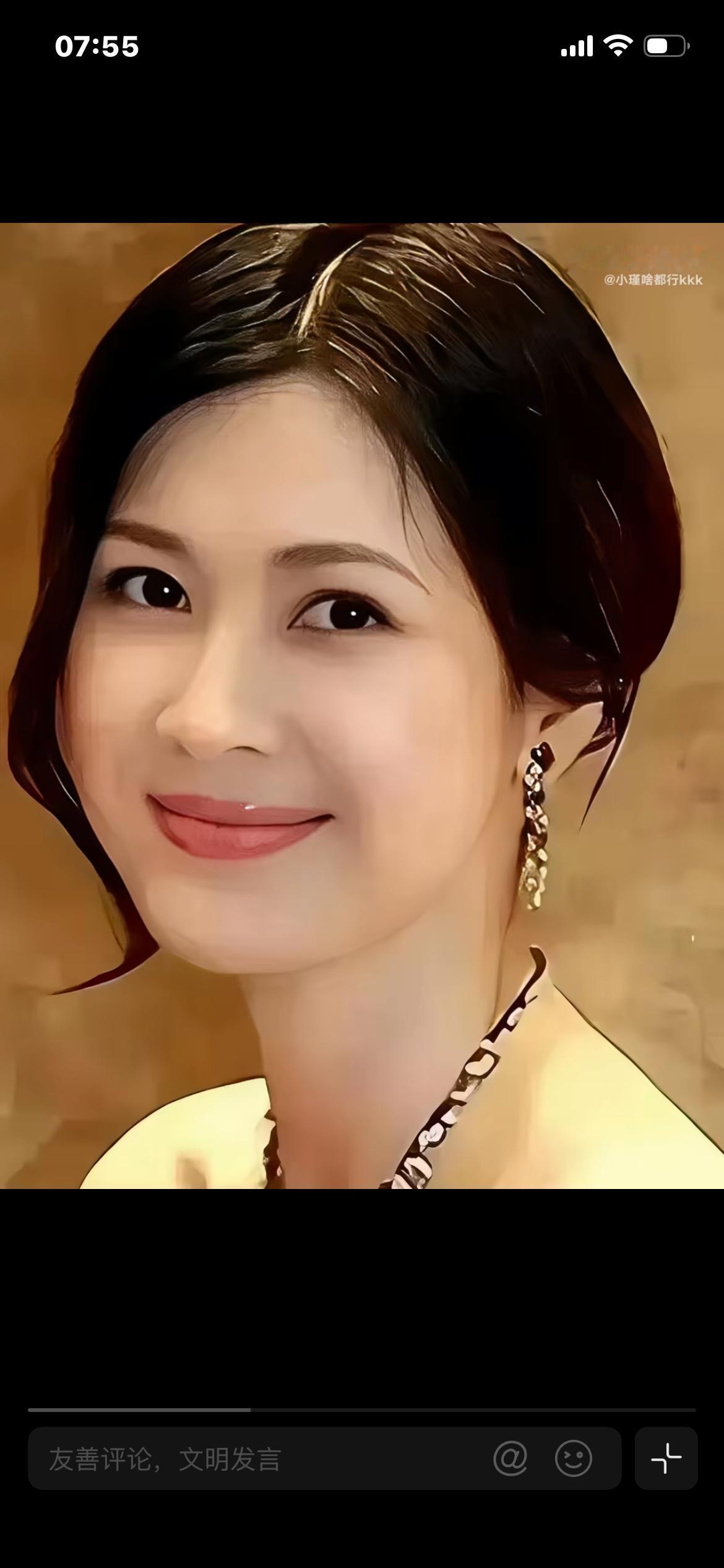 中戏那个公认的校花，真不是吹的。当年秦海璐亲口说，她一进校门，全校男生都疯了