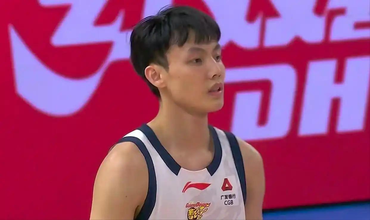 赵睿赛前就意外受伤无法出战，更别说已经因伤缺席多场的曾凡博。比赛时第一外援杰