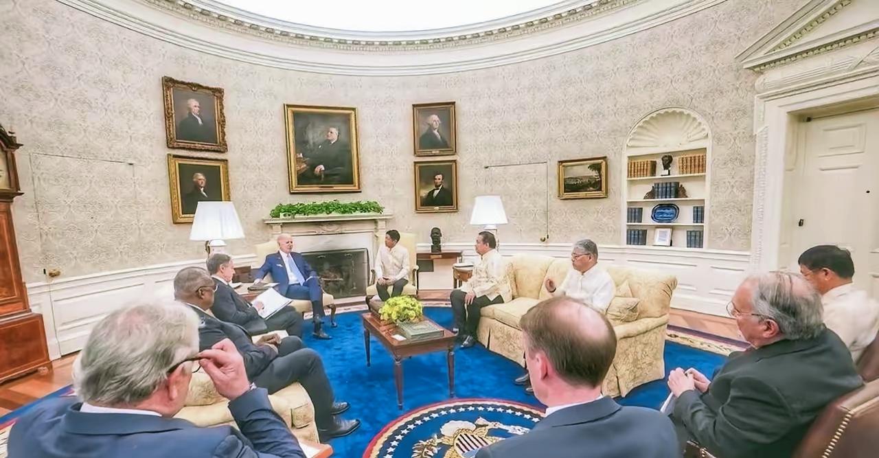 十几名菲律宾议员公然对着镜头指名道姓地痛骂中国大使。骂完之后，中国发出一张照会，