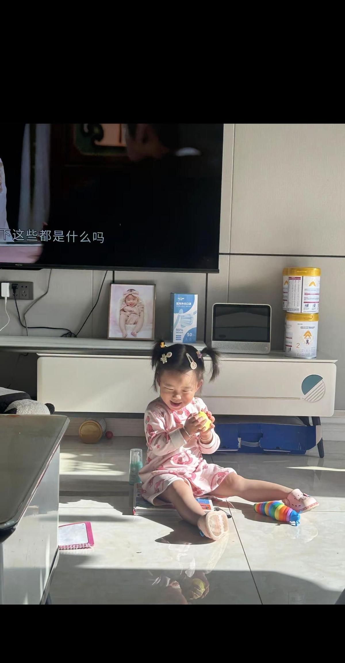 孩子笑得比花还灿烂，镜头一拍，全网都笑了。这年头，谁还没刷到过几个“人类幼崽”