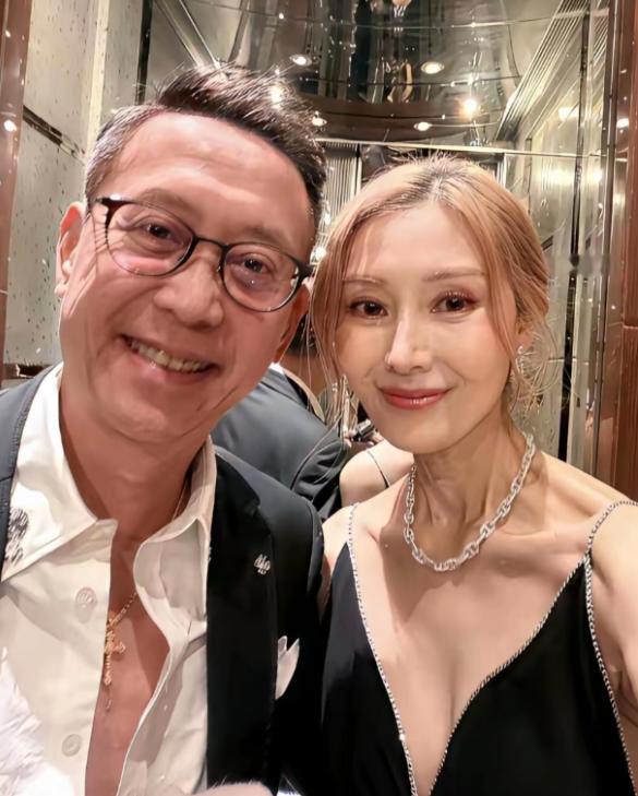 这是李嘉欣和许晋亨最近的合照。56岁李嘉欣确实是老了，她的头发已经非常稀松，尤其