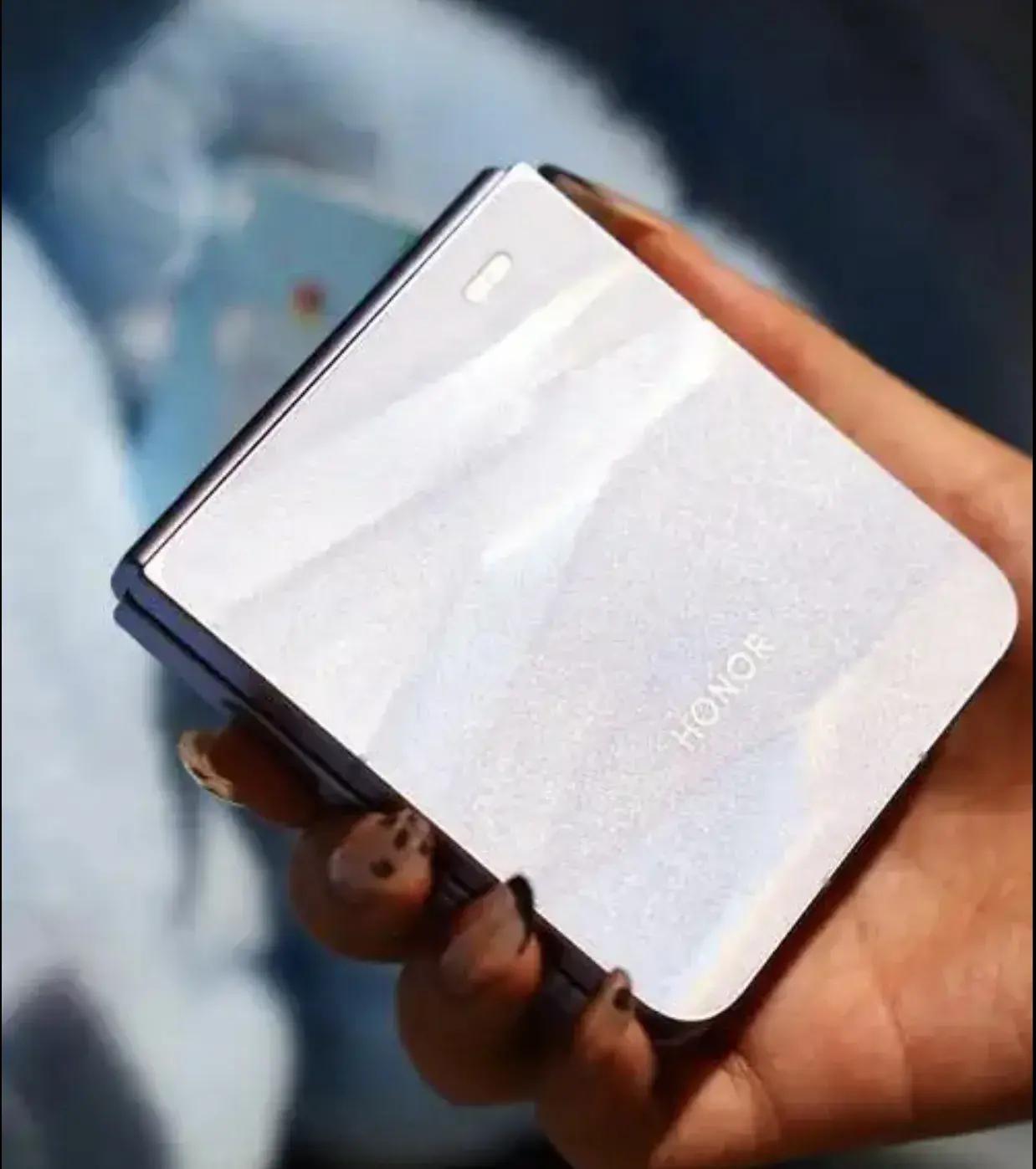 虽然这一代看起来是涨价了，但对比上代荣耀MagicVFlip2的配置来看，这
