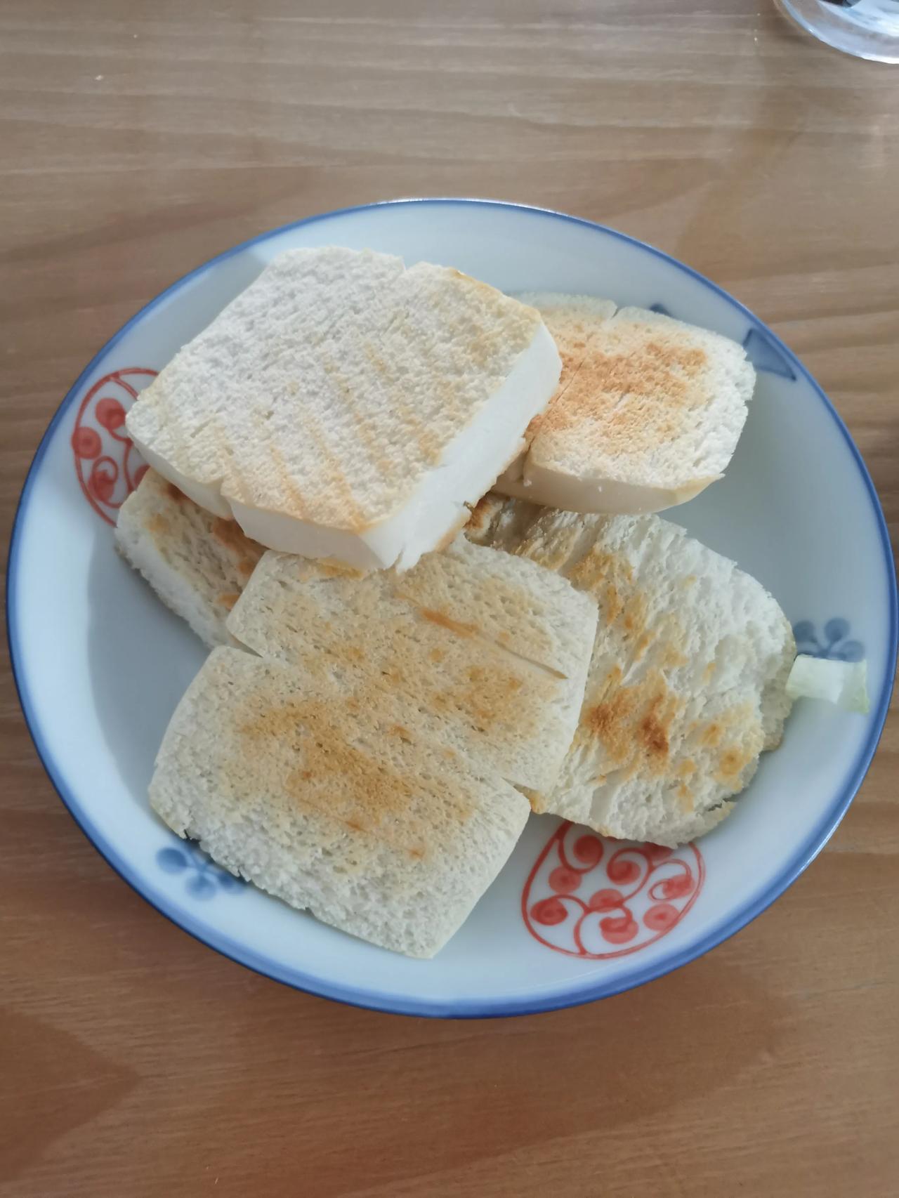 我妈妈家的邻居是住家保姆，伺候一个卧床上不能动的老太太，打扫卫生，做饭，还有帮她