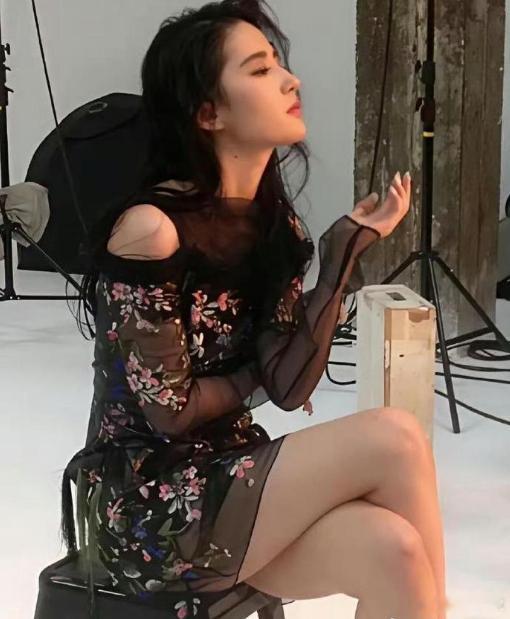 看到刘亦菲这肚子，瞬间释怀了！