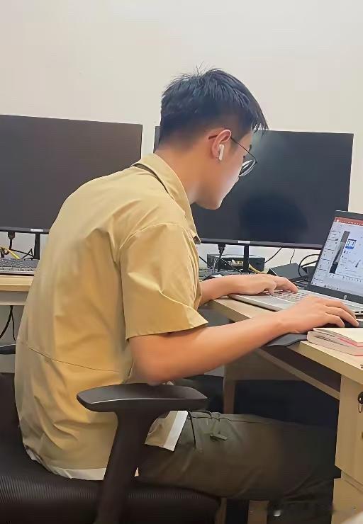 我儿子谈了女朋友，我给了1万让他们去旅游结果女朋友嫌少，这趟旅行直接泡汤了。儿