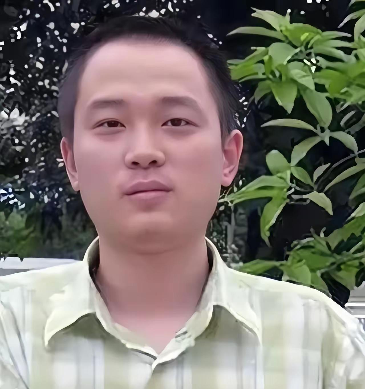 他被称为全国第一考霸，国内唯一四次参加高考，先后被复旦、北大、清华两次录取，但他