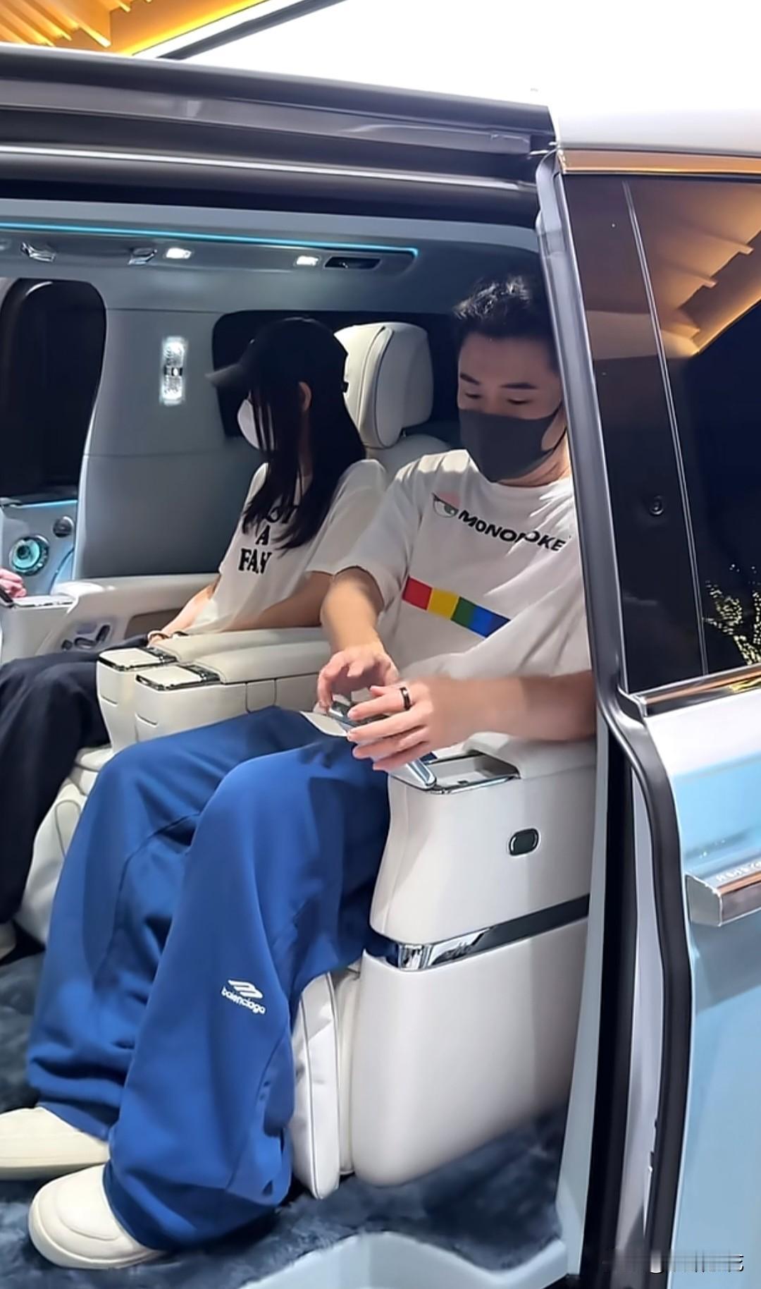 陈赫张子萱夫妇现身上海西岸中环尊界S800展厅看车。陈赫身穿白色印花T恤搭配宽松
