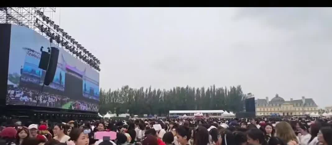 任嘉伦音乐节，任山任海又来了，看着这次人更多了，嘉人姐姐们辛苦了，昨天下雨，有看