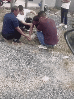 前两天,宿迁沭阳发生一件令人啼笑皆非的事情!这人来村里吃席,席间喝了不少酒要去上