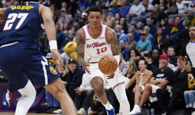 火箭球员凯文-杜兰特在播客节目上，谈到了队友小贾巴里-史密斯。杜兰特赞道：“这