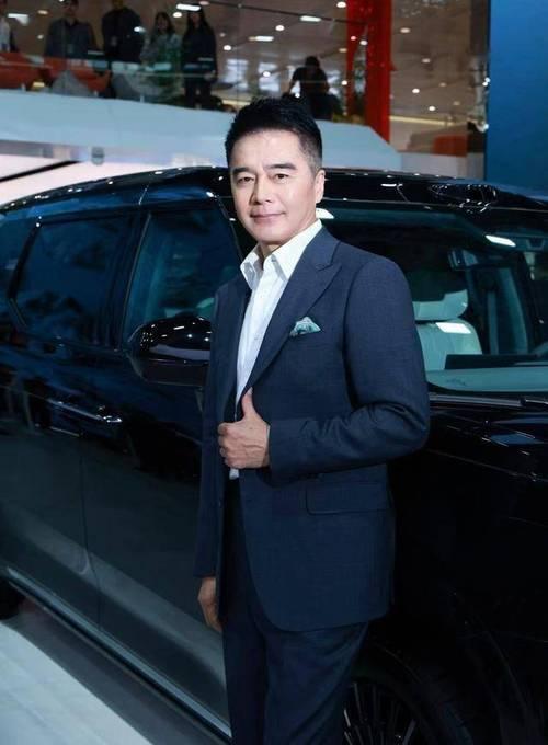 近日，老戏骨许亚军被曝现身美国引发热议，网友在加州中餐厅偶遇他陪小儿子用餐，社交