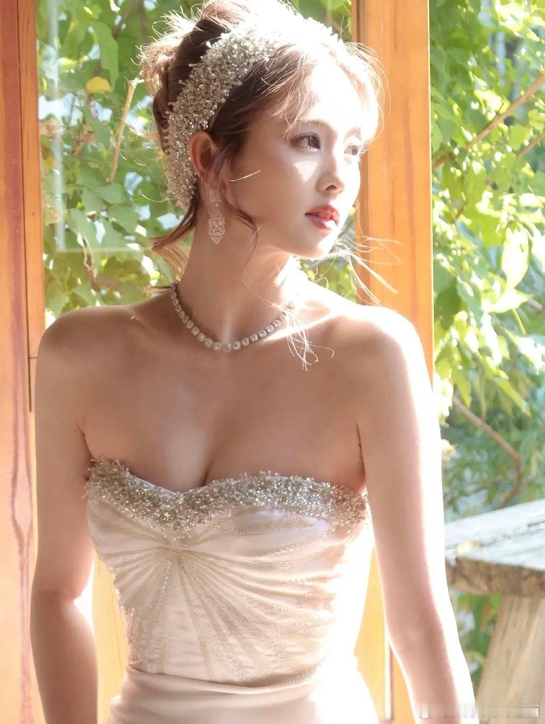 白鹿光之女神，太美了白鹿纯白抹胸高定白鹿美神​​​